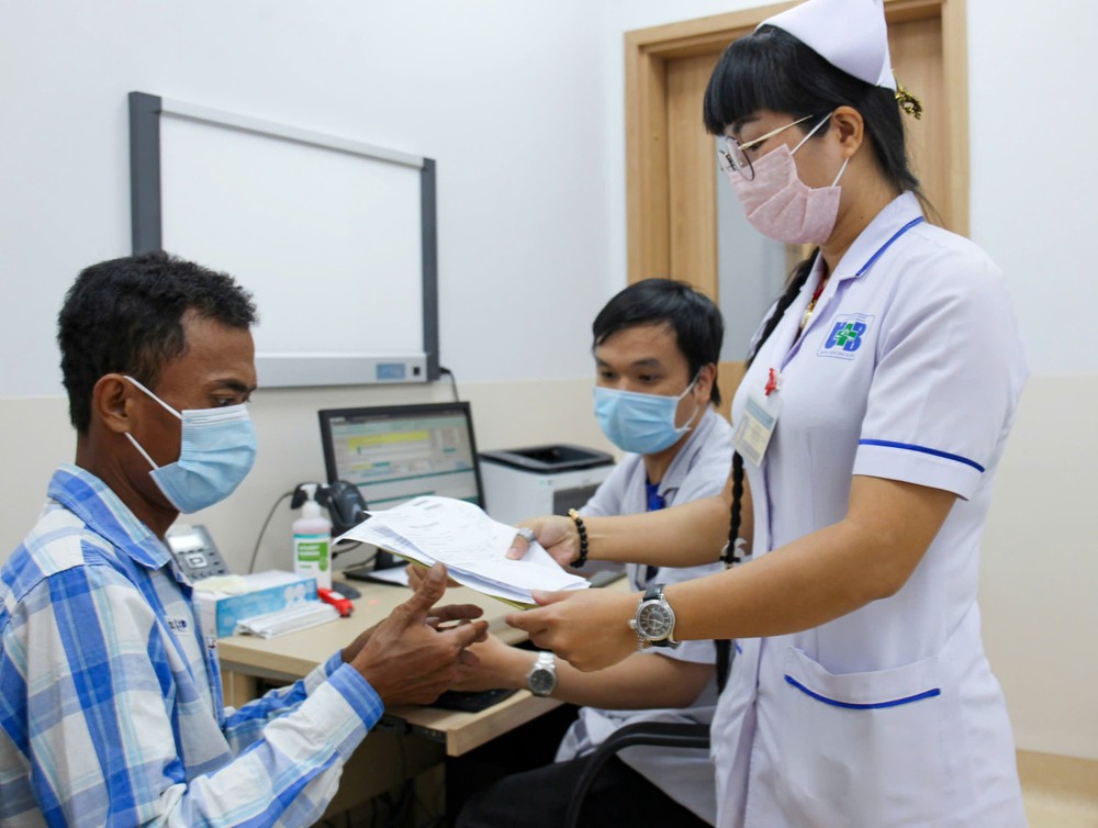 Bác sĩ Bệnh viện Ung bướu thăm khám sức khỏe cho người dân (Ảnh: THÀNH AN)