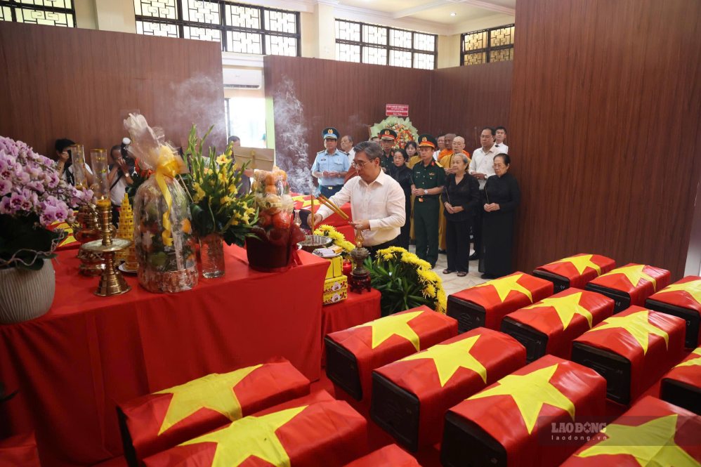 Đoàn đại biểu Ủy ban MTTQ Việt Nam TPHCM dâng hương tưởng niệm anh hùng liệt sĩ