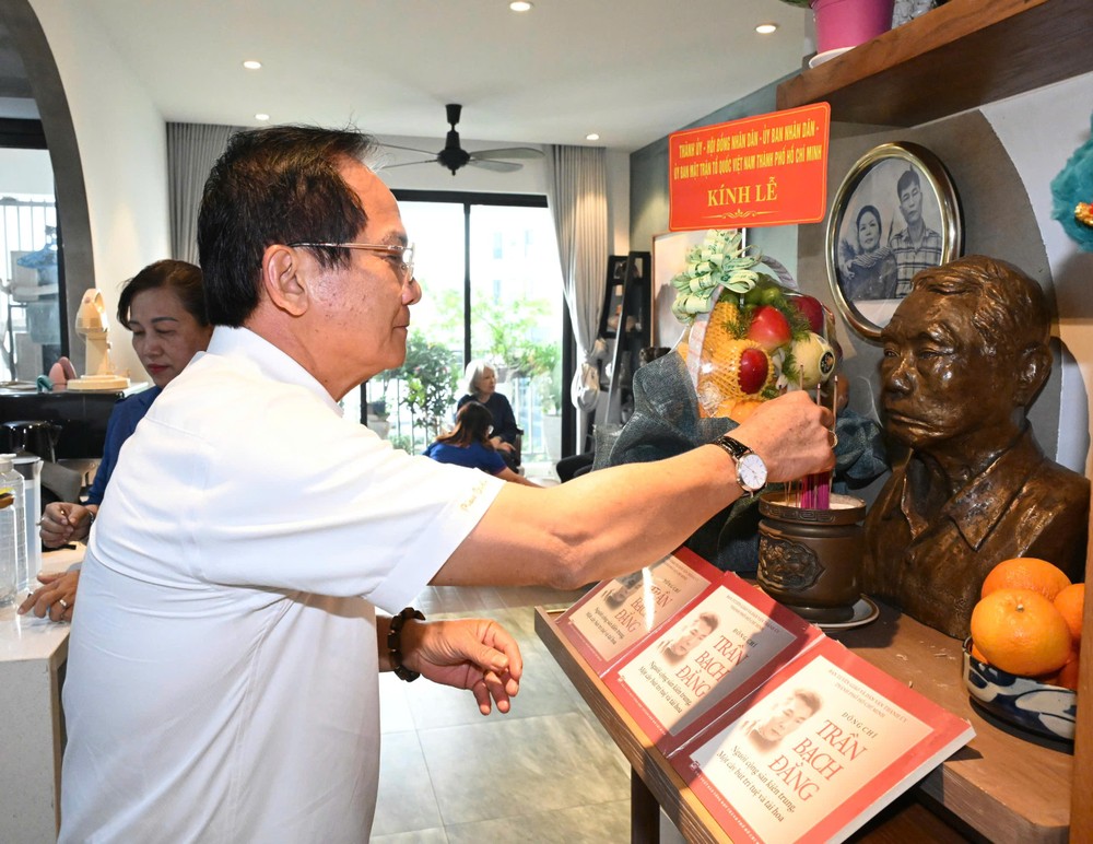Đồng chí Trần Văn Khuyên thắp hương tưởng nhớ đồng chí Trần Bạch Đằng. Ảnh: VIỆT DŨNG z8042142107542_3bb8036736dfabd7cde488e60e40e96c.jpg