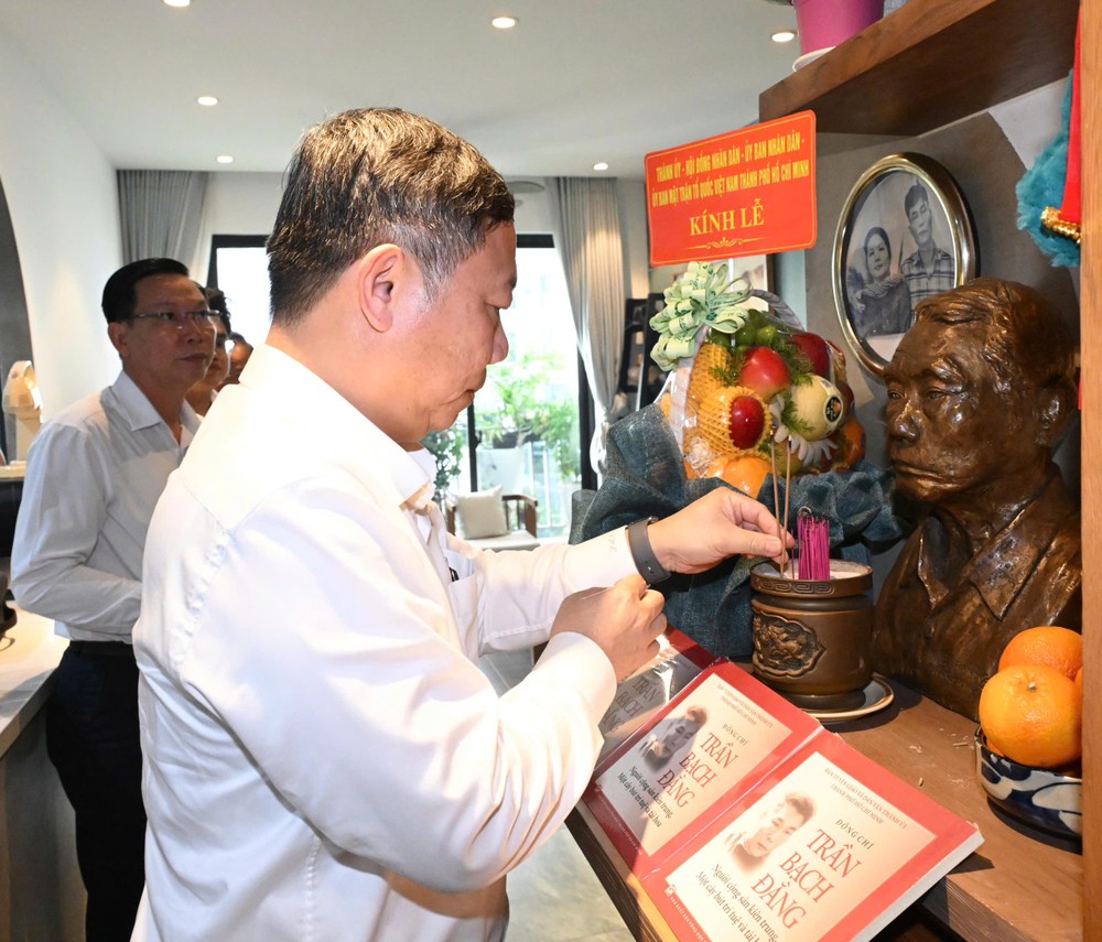 Đồng chí Dương Anh Đức thắp hương tưởng nhớ đồng chí Trần Bạch Đằng. Ảnh: VIỆT DŨNG z8042142113900_81bd2402e160e155c41958a4a295883d.jpg