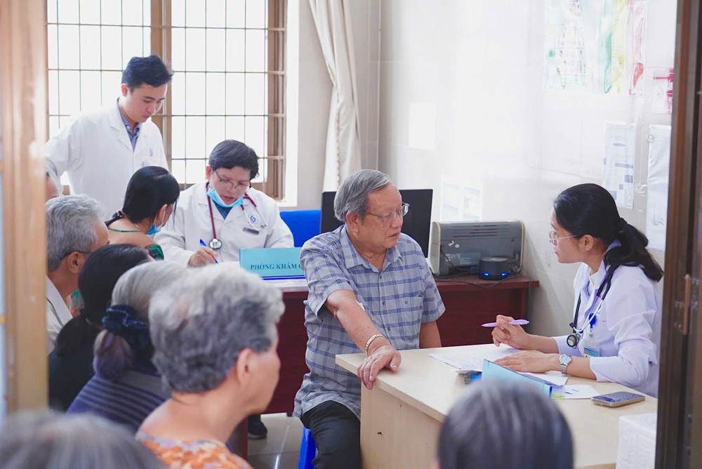 Người dân phường Phú Mỹ thăm khám sức khỏe với các bác sĩ bệnh viện tuyến trên 14 NDGĐ.jpg