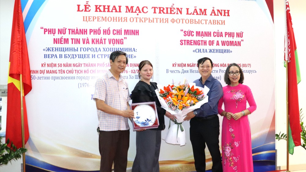 Phường Bình Thạnh tặng bó hoa hướng dương làm từ kẽm nhung đến bà Palina Karpava. Ảnh: THÁI PHƯƠNG Phường Bình Thạnh tặng bó hoa hướng dương làm từ kẽm nhung đến bà Palina Karpava. Ảnh: THÁI PHƯƠNG