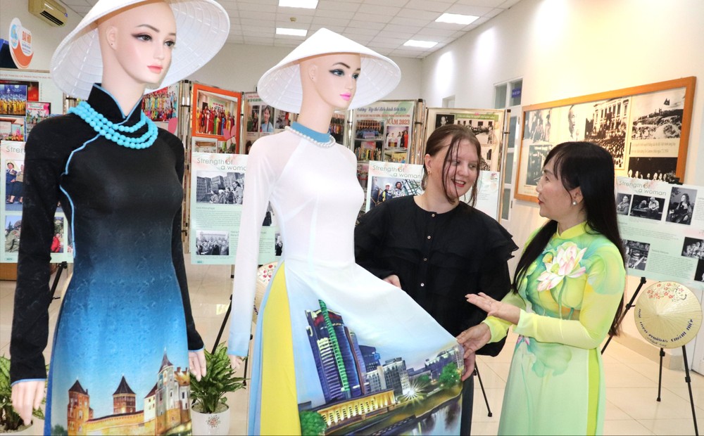 Bà Trịnh Thị Thanh giới thiệu về chiếc áo dài truyền thống Việt Nam đến bà Palina Karpava. Ảnh: THÁI PHƯƠNG Bà Trịnh Thị Thanh giới thiệu về chiếc áo dài truyền thống Việt Nam đến bà Palina Karpava. Ảnh: THÁI PHƯƠNG