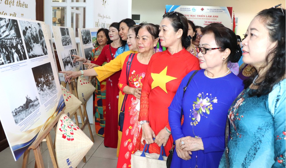 Phụ nữ phường Bình Thạnh tham quan triển lãm. Ảnh: THÁI PHƯƠNG IMG_1225.JPG