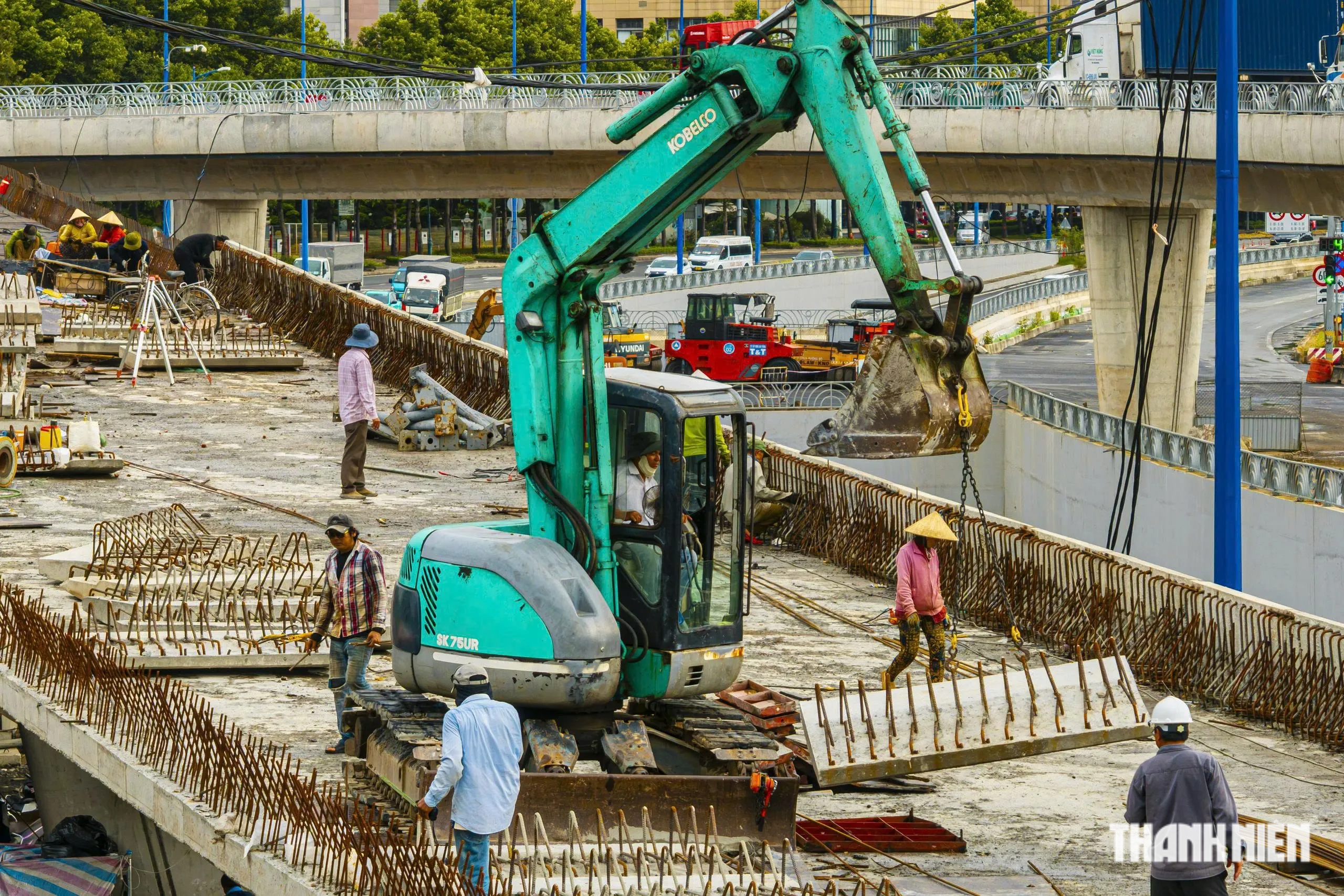 Hình hài cầu vượt nút giao An Phú ở TP.HCM sắp thông xe cuối tháng 7 - Ảnh 4.