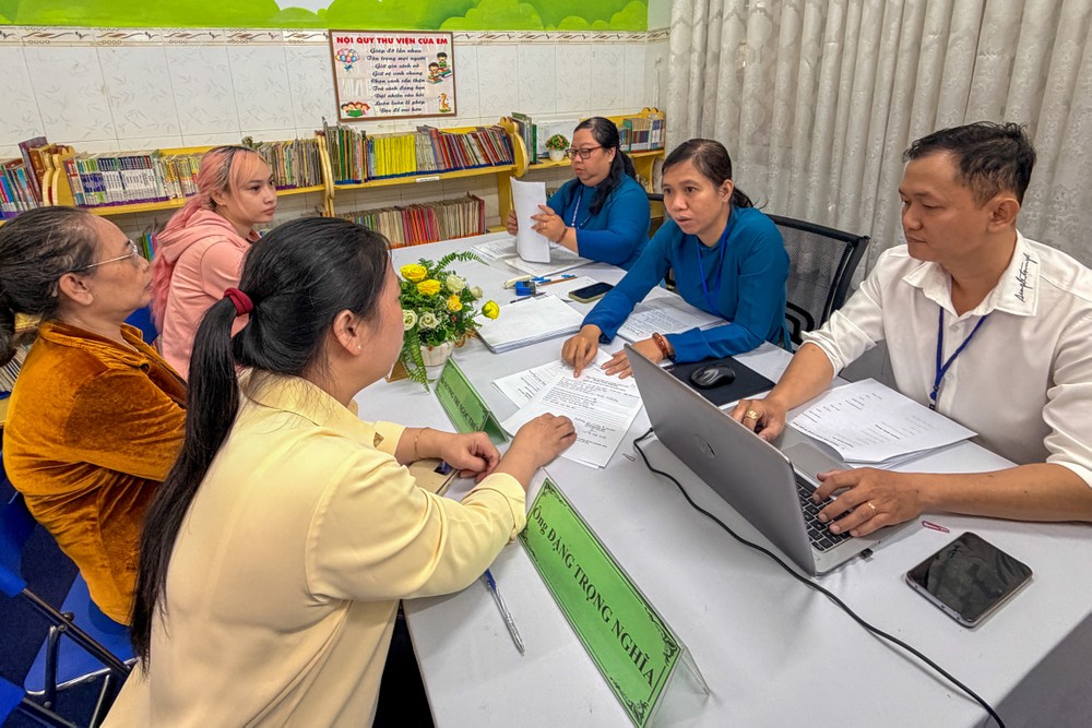 Thầy cô Trường Tiểu học Âu Dương Lân (phường Chánh Hưng, TPHCM) tiếp nhận hồ sơ đề nghị thay đổi nguyện vọng tuyển sinh đầu cấp của phụ huynh, ngày 14-7. Ảnh: HOÀNG HÙNG O4B.jpg