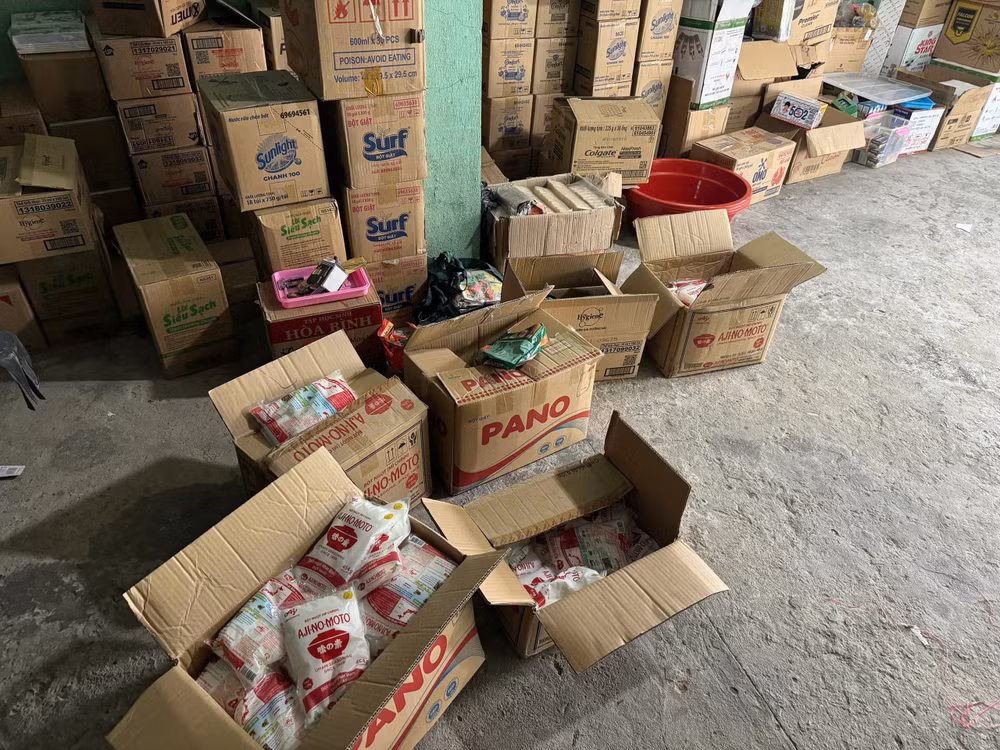 Cơ quan chức năng thu giữ 149,22 kg bột ngọt giả nhãn hiệu; 52,41 kg hạt nêm giả nhãn hiệu; 547,99 kg bột giặt giả nhãn hiệu; hơn 160 kg nguyên liệu sản xuất hàng giả. (Ảnh: CA Thành phố Hồ Chí Minh cung cấp) img-1784198561895-1784206733169.jpg