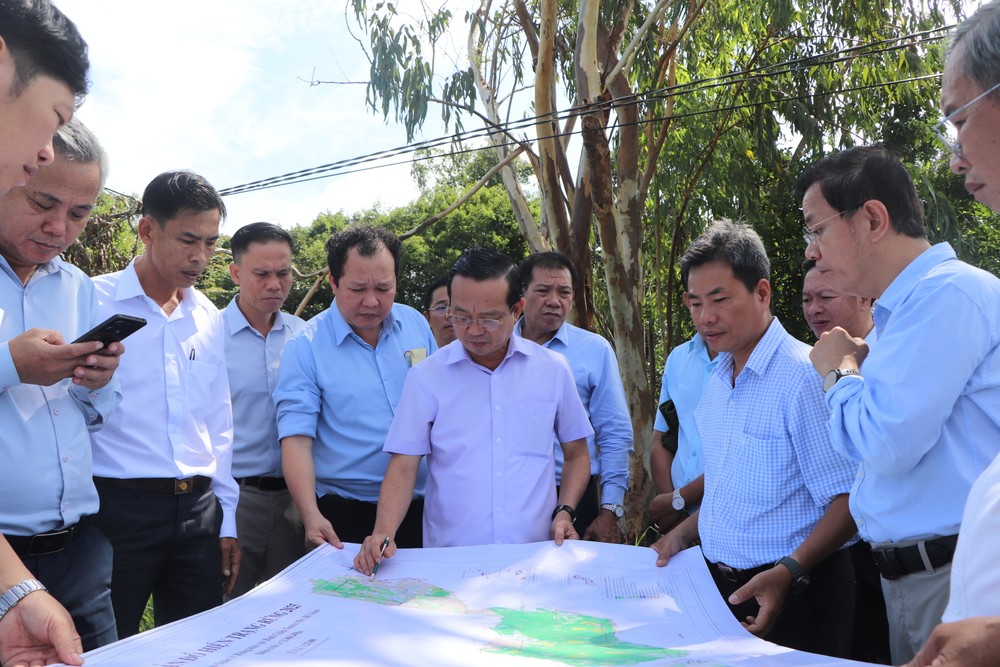 Phó Chủ tịch UBND TPHCM Bùi Minh Thạnh trao đổi với các sở, ngành, địa phương về công tác bảo vệ rừng tại Khu Bảo tồn thiên nhiên Bình Châu - Phước Bửu. Ảnh: THÀNH HUY IMG_8643.JPG
