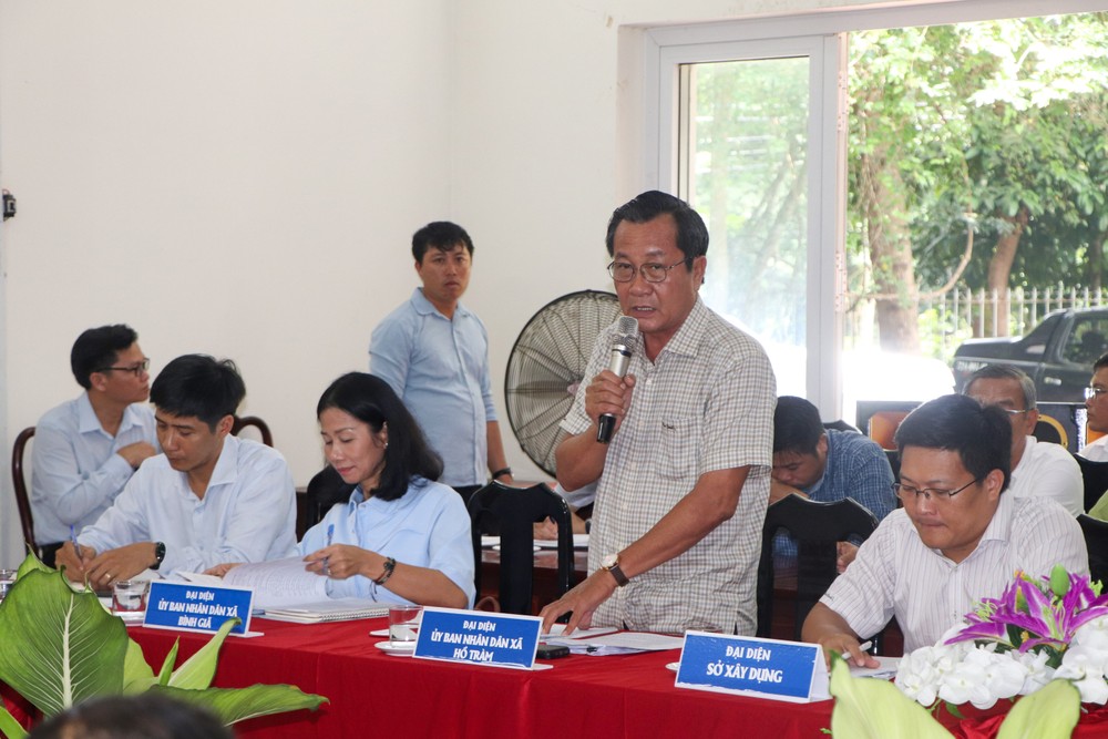 Đại diện lãnh đạo xã Hồ Tràm phát biểu tại buổi làm việc. Ảnh: THÀNH HUY IMG_8710.JPG