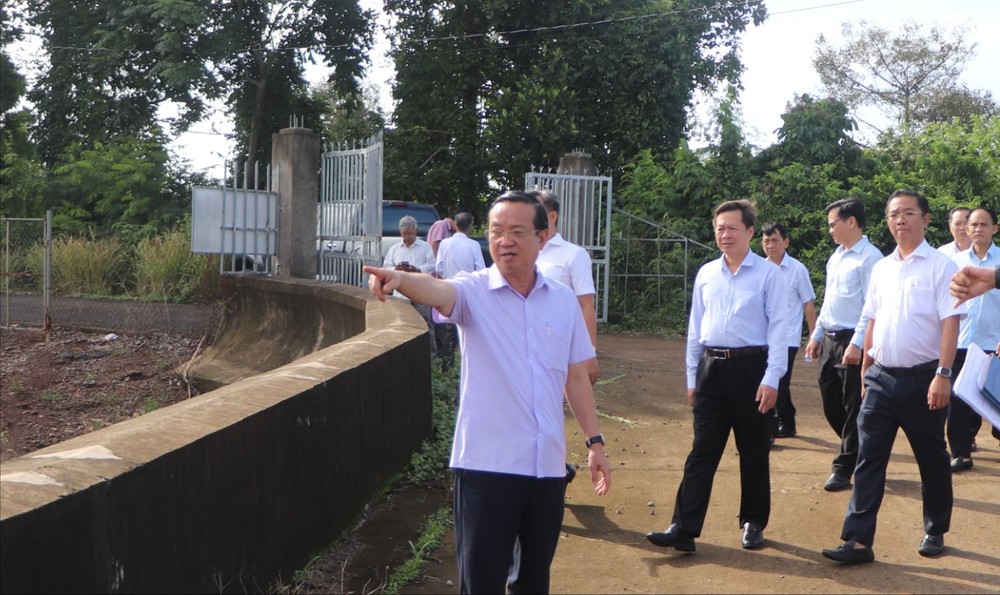 Đoàn kiểm tra thực địa tại khu vực từng xảy ra sự cố hồ chứa Gia Hoét I (xã Bình Giã). Ảnh: THÀNH HUY IMG_8613.JPG