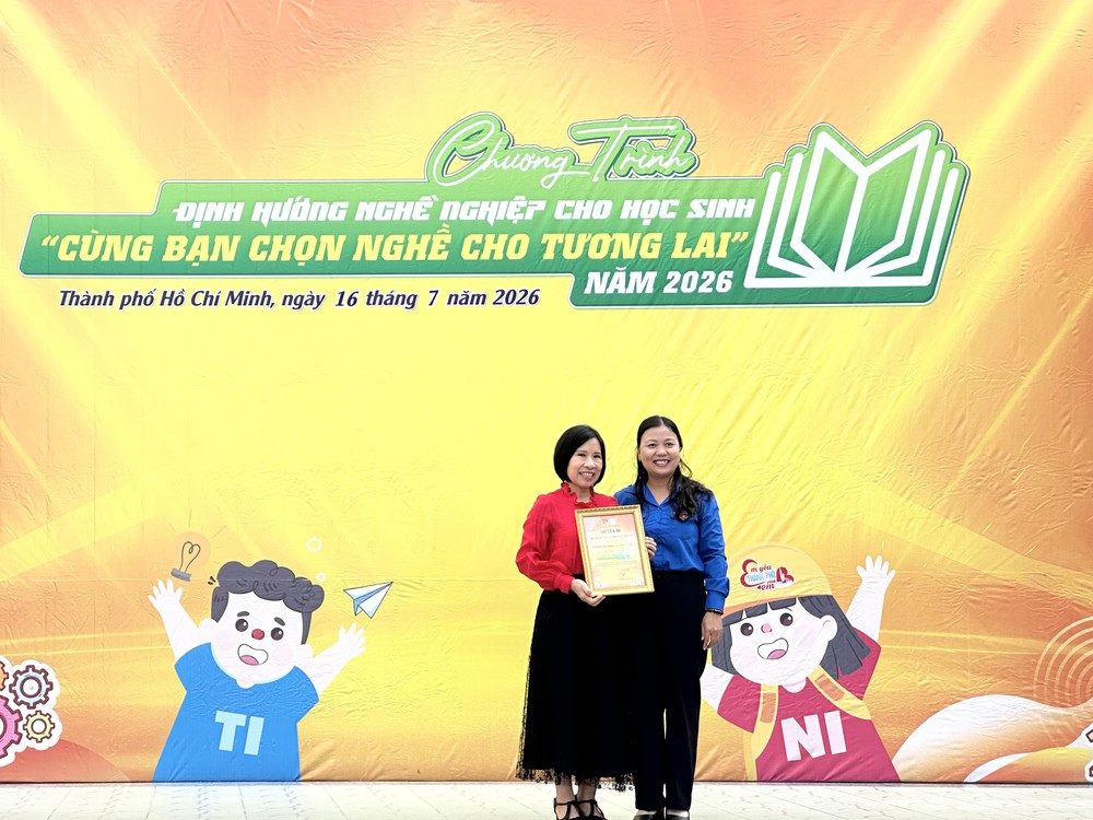Bà Nguyễn Thị Thanh Thảo trao thư cảm ơn cho đại diện Trường THCS Nguyễn Trãi tempImagePWtkJI.jpg