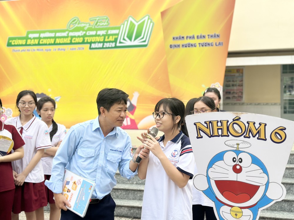 Học sinh trường THCS Nguyễn Trãi tham gia trò chơi về tìm hiểu nghề nghiệp tempImageTOysHw.jpg