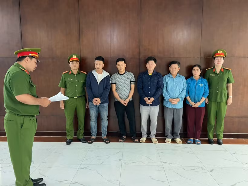 Các đối tượng đã mua hơn 1,1 tấn nguyên liệu bột ngọt và khoảng 300 kg nguyên liệu hạt nêm để sản xuất hàng giả tiêu thụ trên thị trường. (Ảnh: CA Thành phố Hồ Chí Minh cung cấp)