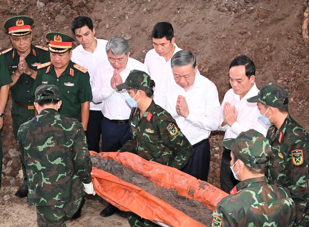 Tổng Bí thư, Chủ tịch nước Tô Lâm tại khu vực tìm kiếm hài cốt liệt sĩ. Ảnh: VIỆT DŨNG 1784277016660_8844901753954587660_8844901753954587660_fb1b35d9f12553e24c257d7370acb0d0.jpg