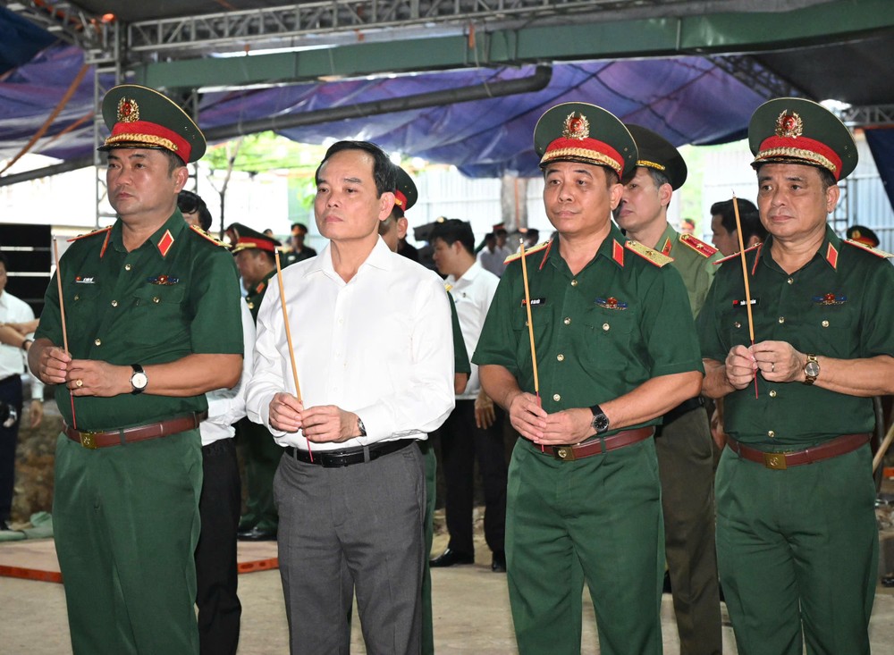 Bí thư Thành ủy TPHCM Trần Lưu Quang cùng các đại biểu dâng hương tại khu vực tìm kiếm hài cốt liệt sĩ. Ảnh: VIỆT DŨNG 1784277483263_8844901753954587660_8844901753954587660_af48c07ec9c44f4ca35415db89b23bc8.jpg