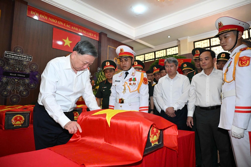 Tổng Bí thư, Chủ tịch nước Tô Lâm tại khu vực quàn hài cốt liệt sĩ. Ảnh: VIỆT DŨNG 1784280199835_8844901753954587660_8844901753954587660_8b10c4671d32ba49d4bd791cd991cef8.jpg