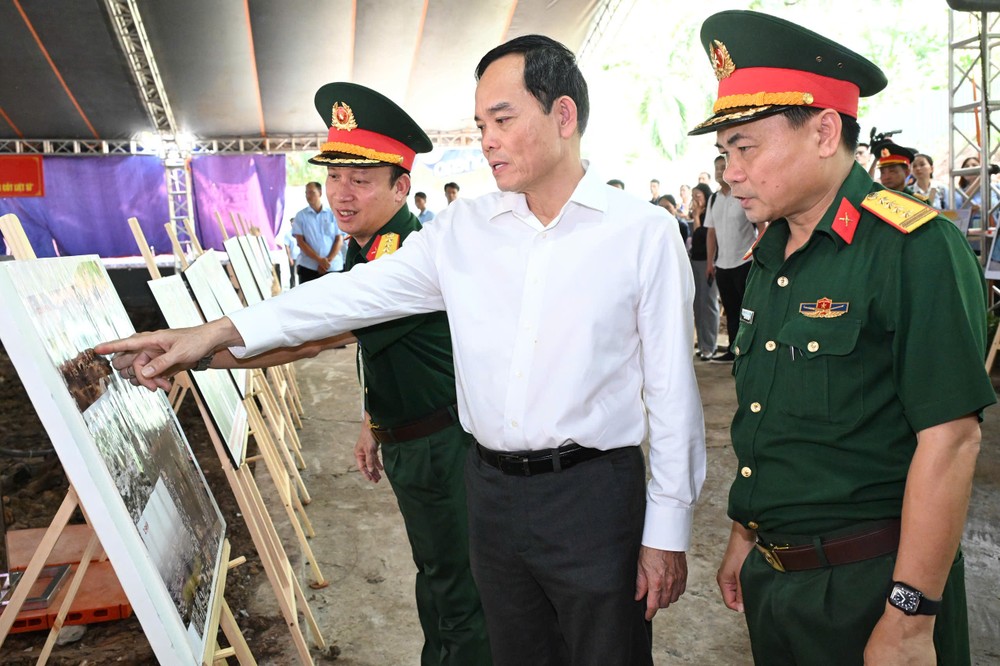 Bí thư Thành ủy TPHCM Trần Lưu Quang tham quan khu vực trưng bày các hình ảnh trong quá trình thực hiện nhiệm vụ tìm kiếm, quy tập hài cốt liệt sĩ tại Công viên Lê Thị Riêng. Ảnh: VIỆT DŨNG 1784280330253_8844901753954587660_8844901753954587660_11dee69d84a9b86e75e8916d9143b352.jpg