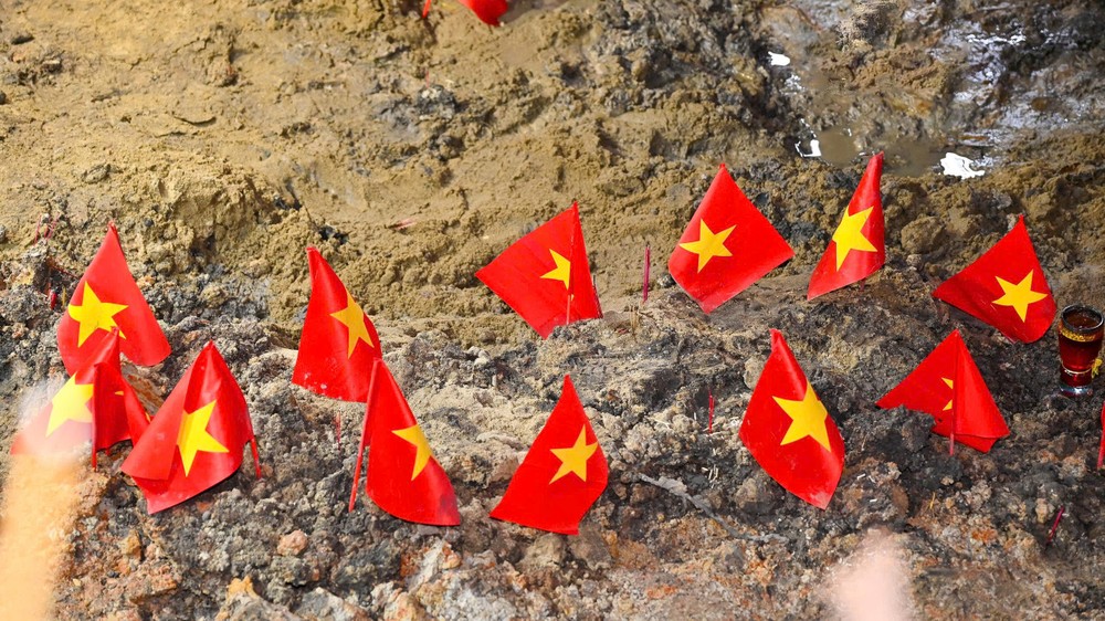 Công tác tìm kiếm, quy tập hài cốt liệt sĩ tại Công viên Lê Thị Riêng, chiều 17-7. Ảnh: MẠNH THẮNG 1784281998905_5089444651203917330_5089444651203917330_3e20c60722228c74d3529fe70a3a4c5f.jpg
