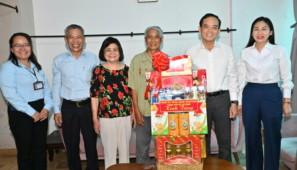 Bí thư Thành ủy TPHCM Trần Lưu Quang thăm ông Phạm Mạnh Hùng, thương binh hạng 4/4. Ảnh: VIỆT DŨNG 2aOboQkzT5RohXv3n9KgQtpheYI3mAQELBf38UIS.jpg