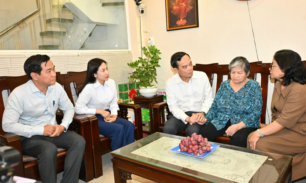 Bí thư Thành ủy TPHCM Trần Lưu Quang thăm hỏi, trò chuyện với Mẹ Việt Nam Anh hùng Nguyễn Thị Bê. Ảnh: VIỆT DŨNG 2aOboQkzTg6GRDOylaV1gux3ewha5DRjI8EkV23M.jpg