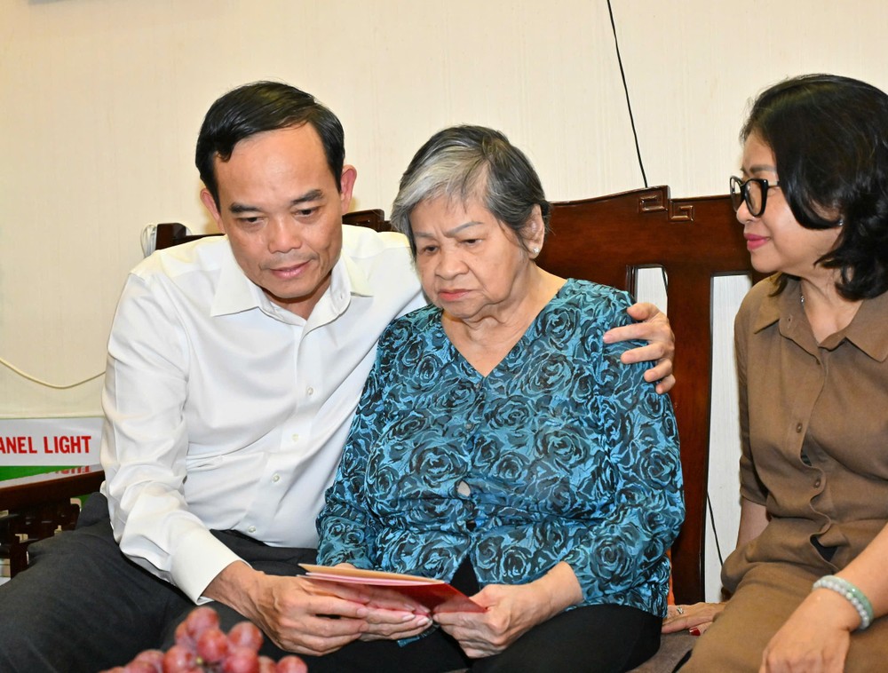 Bí thư Thành ủy TPHCM Trần Lưu Quang thăm hỏi Mẹ Việt Nam Anh hùng Nguyễn Thị Bê. Ảnh: VIỆT DŨNG 2aOboQkzTj2TSuBSJtaBuEu8Llm3mg5UIrc6D1Qu.jpg
