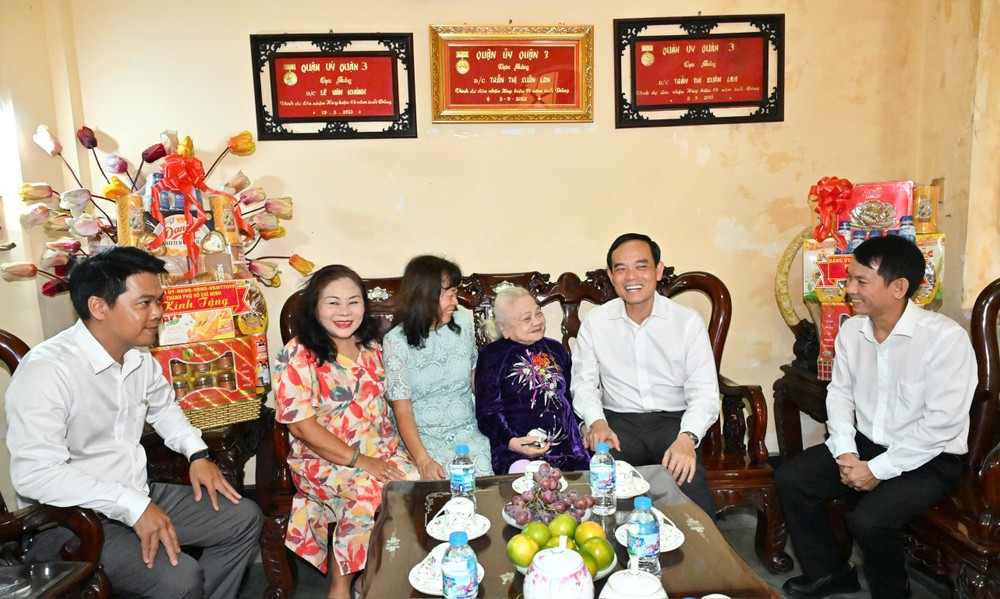 Bí thư Thành ủy TPHCM Trần Lưu Quang thăm bà Trần Thị Xuân Lan, cán bộ tiền khởi nghĩa. Ảnh: VIỆT DŨNG 2aOboQkzTJvZBScvvIRkLF0eFL8mEHrSgeqAjtlA.jpg