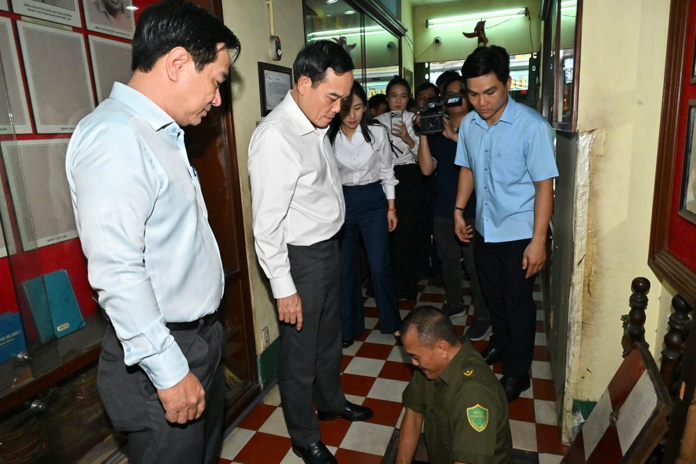 Bí thư Thành ủy TPHCM Trần Lưu Quang đến thăm Di tích lịch sử quốc gia “Hầm chứa vũ khí của Biệt động Sài Gòn tấn công Dinh Độc Lập Tết Mậu Thân 1968”. Ảnh: VIỆT DŨNG 2aOboQkzTqaMIwk3l4cHLiOtu1hVBt7YTC6RMMSW.jpg