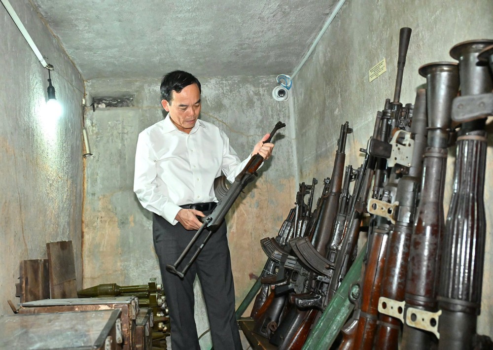 Bí thư Thành ủy TPHCM Trần Lưu Quang đến thăm Di tích lịch sử quốc gia “Hầm chứa vũ khí của Biệt động Sài Gòn tấn công Dinh Độc Lập Tết Mậu Thân 1968”. Ảnh: VIỆT DŨNG 2aOboQkzTxZ0f9kFBmkokVoDfcrd8s4EvL835woq.jpg