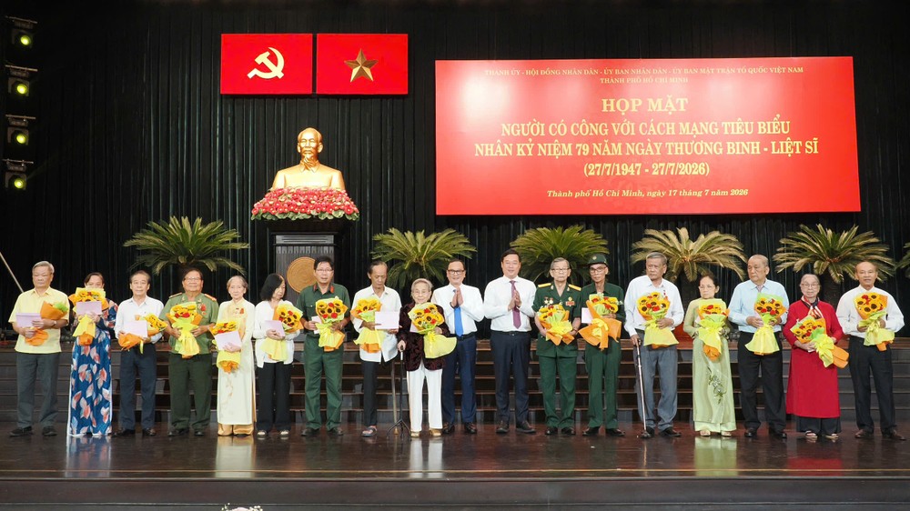 Phó Bí thư Thường trực Thành ủy TPHCM Lê Quốc Phong tặng hoa tri ân người có công với cách mạng. Ảnh: HOÀNG HÙNG HInh 10.jpg