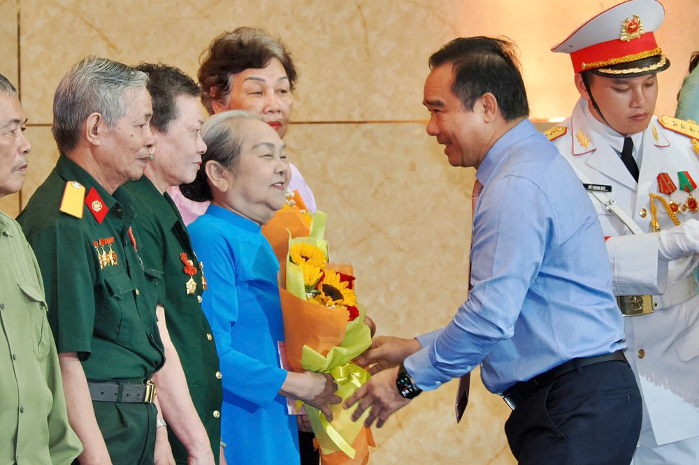 Đồng chí Nguyễn Văn Được tặng hoa tri ân người có công với cách mạng. Ảnh: HOÀNG HÙNG Hinh 12.jpg