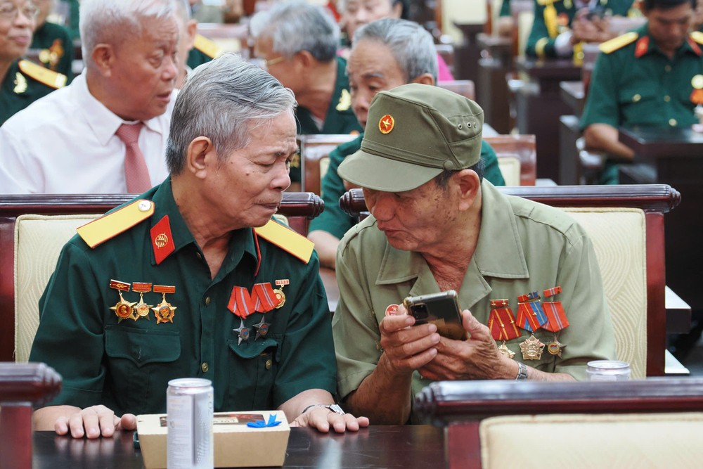 Những người đồng đội xúc động gặp lại nhau trong buổi họp mặt, sáng 17-7. Ảnh: HOÀNG HÙNG Hinh 5.jpg