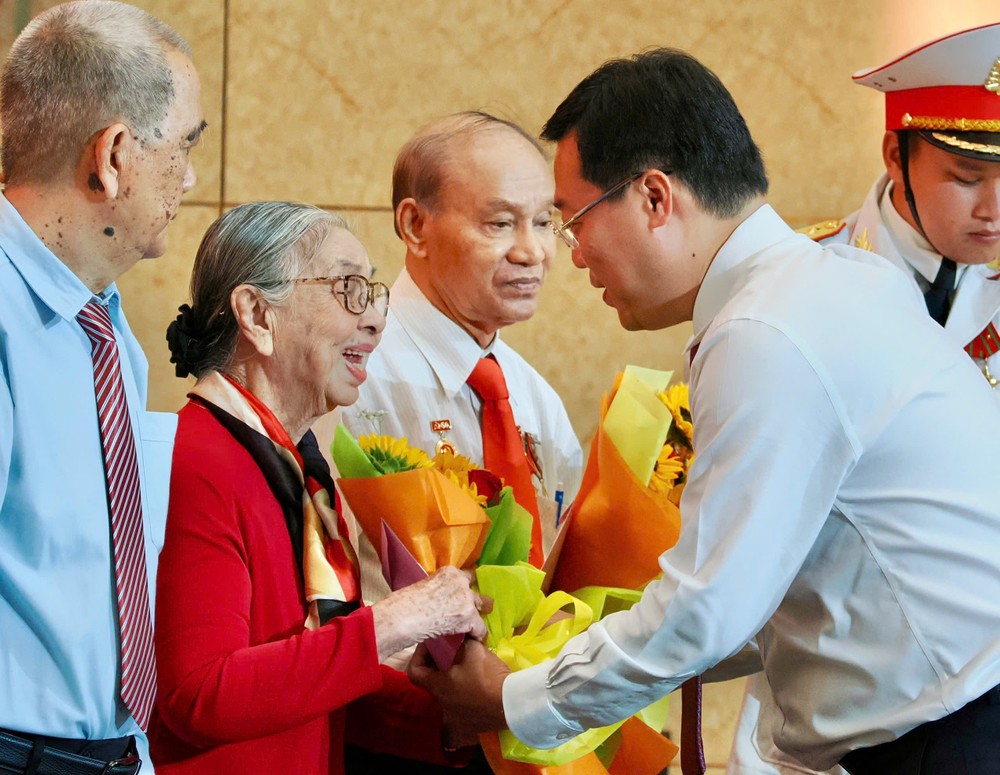 Phó Bí thư Thường trực Thành ủy TPHCM Lê Quốc Phong tặng hoa tri ân người có công với cách mạng. Ảnh: HOÀNG HÙNG Hinh 9.jpg
