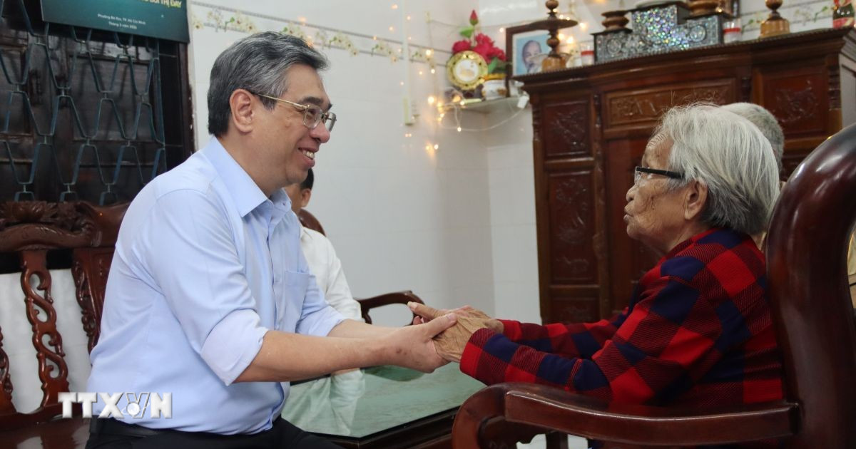 Lãnh đạo Thành phố Hồ Chí Minh thăm, tặng quà các gia đình chính sách tiêu biểu