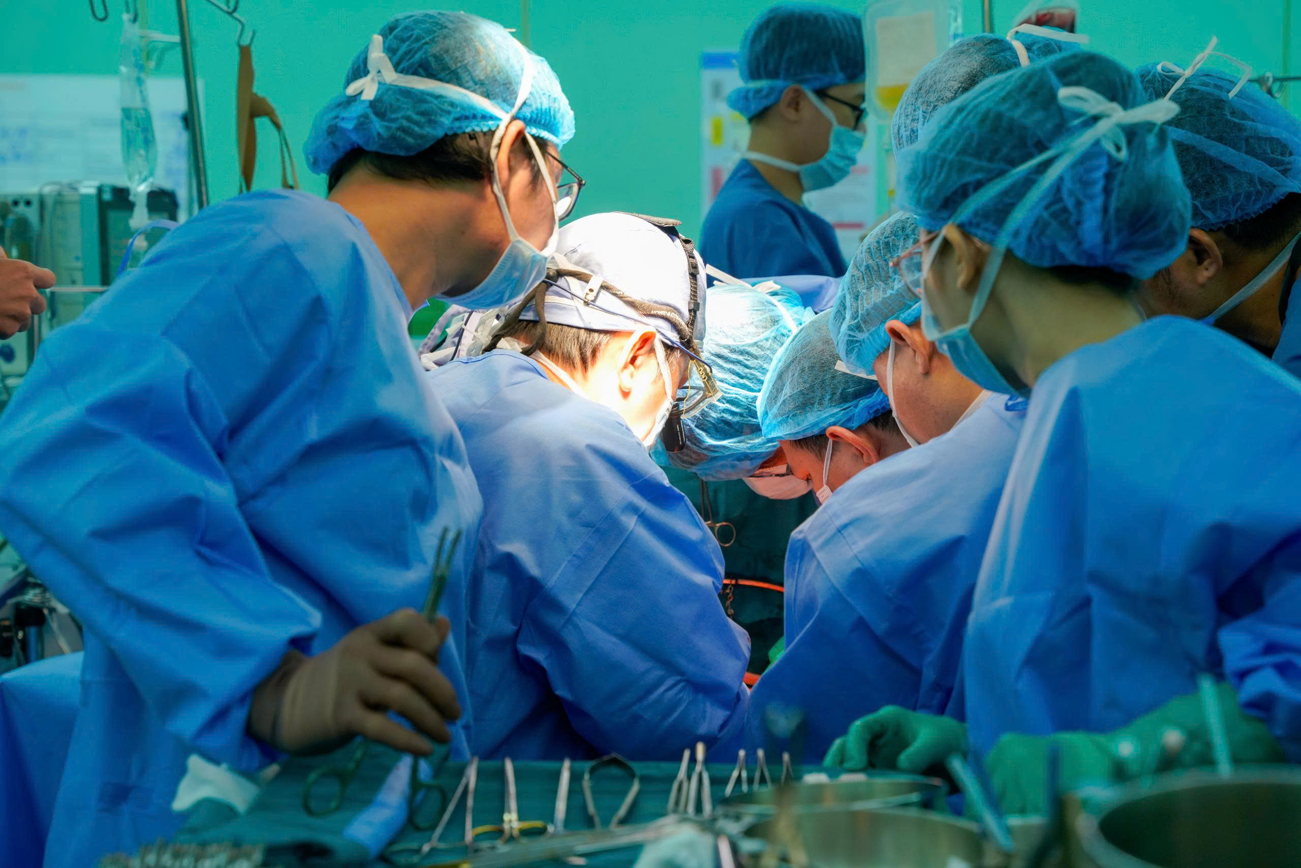 Nhiều phòng mổ đồng loạt sáng đèn đón