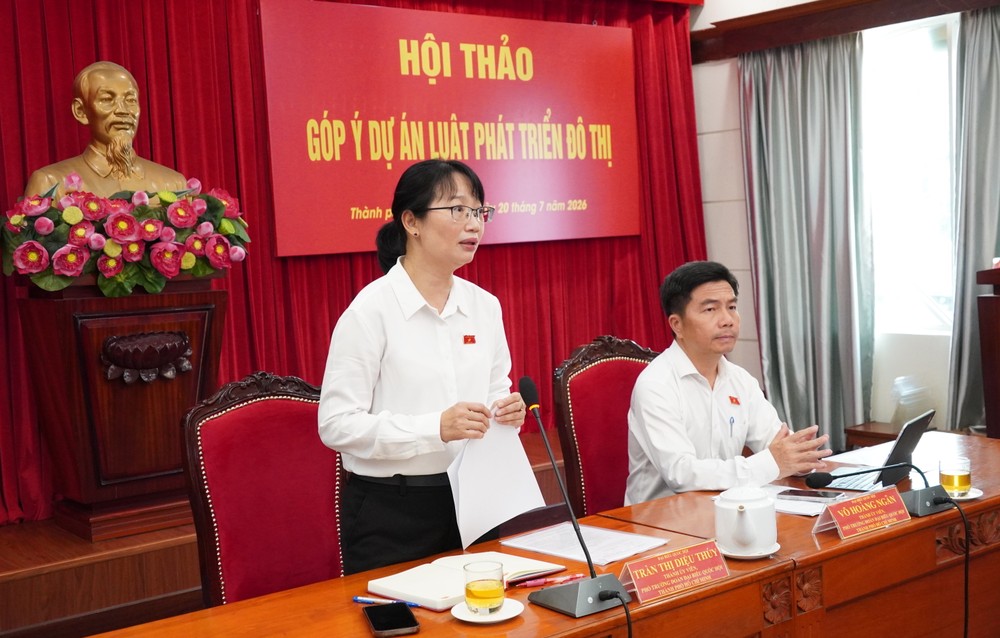 Đồng chí Trần Thị Diệu Thúy và đồng chí Võ Hoàng Ngân chủ trì hội thảo góp ý dự án Luật Phát triển đô thị. Ảnh: PHƯƠNG UYÊN 6HH07374.JPG