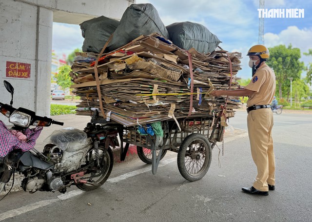 CSGT TP.HCM tổng rà soát xe tự chế, kiểm tra nơi thuê loại xe này chở hàng - Ảnh 1.