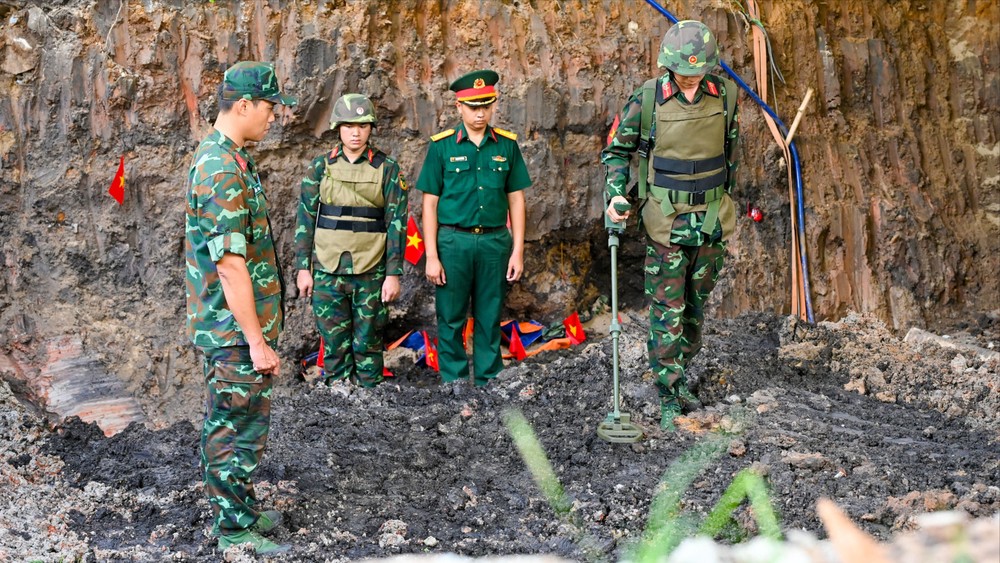 Lực lượng công binh rà soát vật liệu nổ tại khu vực tìm kiếm hài cốt liệt sĩ ở Công viên Lê Thị Riêng