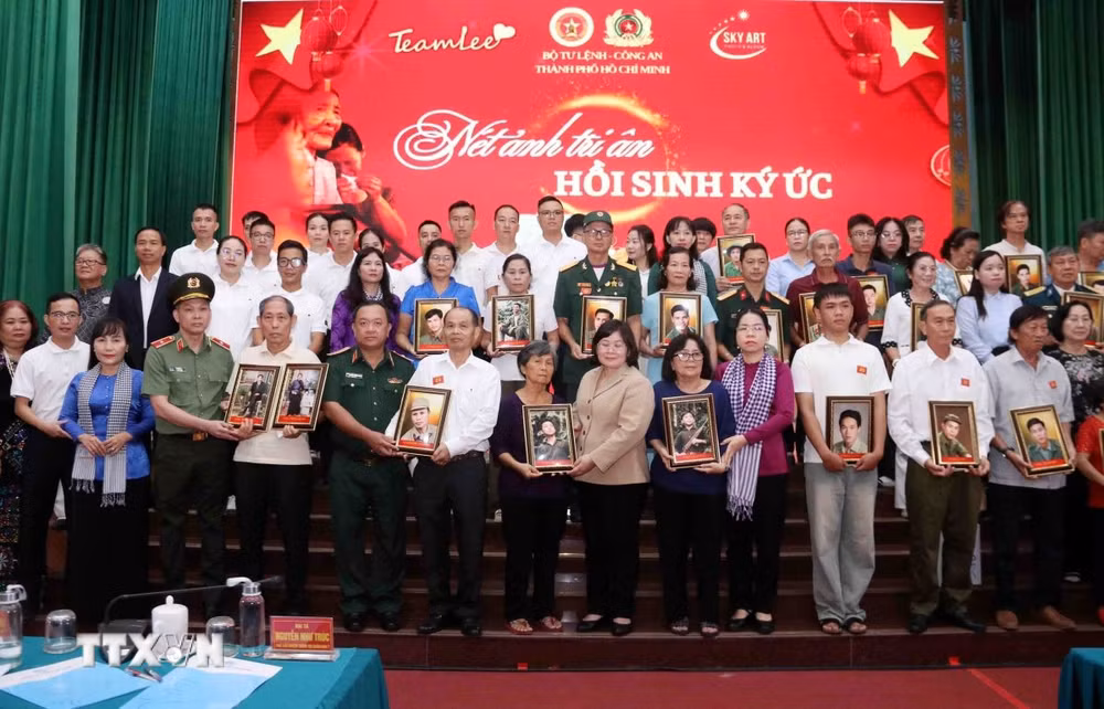 ttxvn-chien-dich-500-ngay-dem-trao-tang-di-anh-liet-si-da-phuc-dung-cho-cac-gia-dinh-liet-si-2.jpg