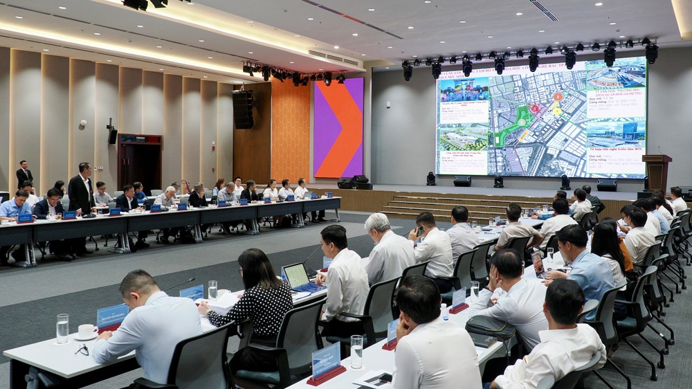 Đại diện Tập đoàn Becamex trình bày quy hoạch Khu đô thị khoa học công nghệ Bắc Thành phố tại buổi làm việc với đoàn công tác Thành ủy TPHCM. Ảnh: HOÀNG HÙNG IMG_5653.jpeg
