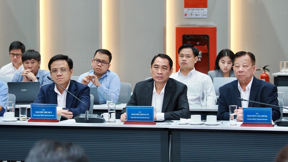 Lãnh đạo Tập đoàn Becamex tham dự buổi làm việc với đoàn công tác của đồng chí Đặng Minh Thông, Phó Bí thư Thành ủy TPHCM. Ảnh: HOÀNG HÙNG IMG_5695.jpeg