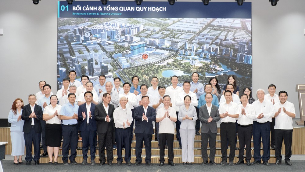 Đồng chí Đặng Minh Thông, Phó Bí thư Thành ủy TPHCM cùng lãnh đạo Tập đoàn Becamex, Khu Công nghệ cao TPHCM và các đơn vị chụp ảnh lưu niệm sau buổi làm việc về phát triển Khu đô thị Khoa học công nghệ Bắc Thành phố. Ảnh: HOÀNG HÙNG IMG_5737.jpeg