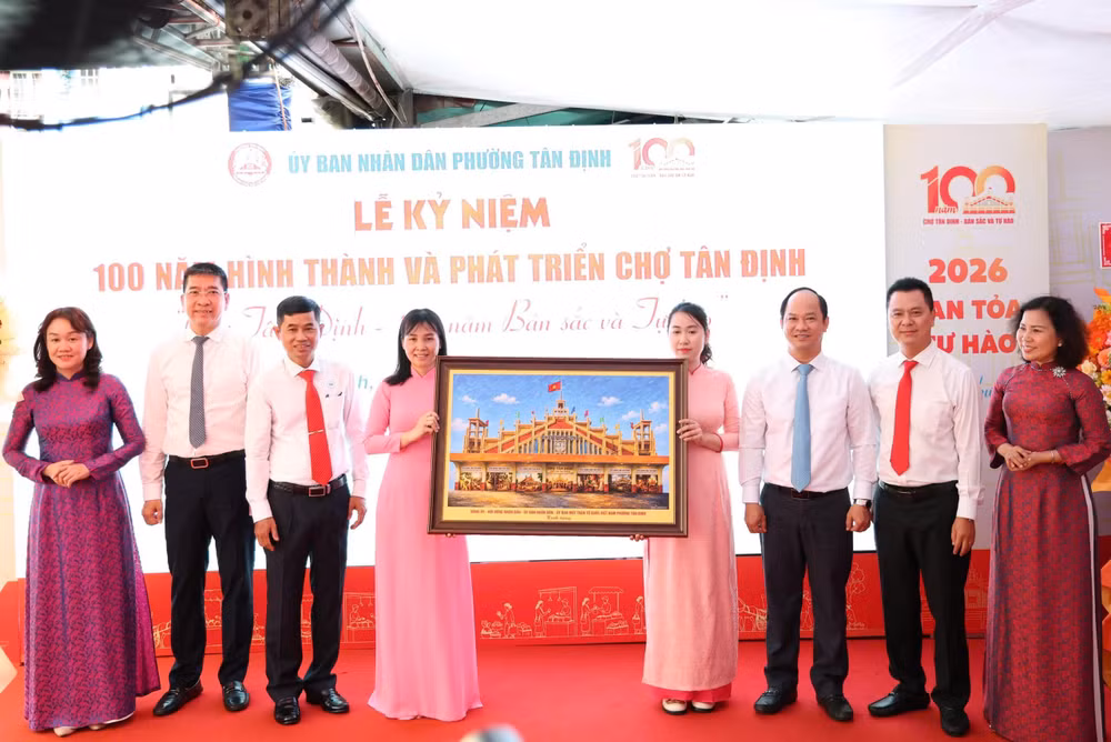 Trao vật phẩm lưu niệm cho Ban Giám đốc Trung tâm cung ứng dịch vụ công phường Tân Định, đại diện cho hàng trăm thương nhân đồng hành, gắn bó với chợ Tân Định thời gian qua. (Ảnh: Phường Tân Định) z8076235666738-9f63b08aa912506151acf80b283414e8.jpg