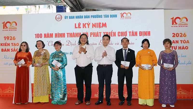 Tặng quà tri ân cho các thương nhân. z8076080213452-ad0184f73a5444c78c7486925c5ab081.jpg