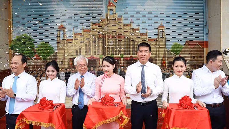Lễ cắt băng ra mắt Công trình bích họa, mái đón chợ Tân Định và công trình trụ nước uống tại vòi miễn phí phục vụ người dân. (Ảnh: Phường Tân Định) z8076235666735-e40e0f18c3a3aa4cd3b73c4e11402deb.jpg