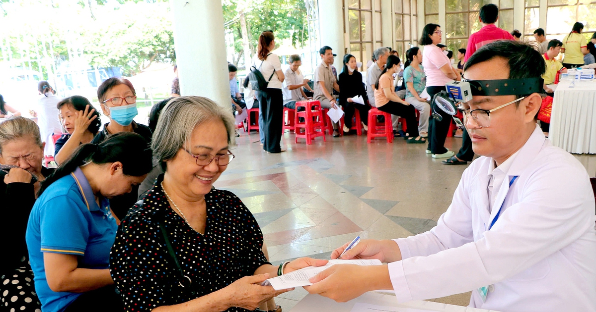 TP.HCM đến tận nhà người cao tuổi, người khuyết tật khám sức khỏe định kỳ