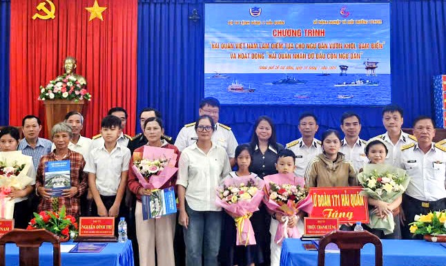 Tặng quà ngư dân khó khăn, gia đình chính sách và nhận đỡ đầu 5 em học sinh. Ảnh: THÀNH HUY 1.jpg