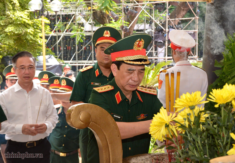 Đại tướng Phan Văn Giang dâng hương tưởng niệm các Anh hùng liệt sĩ tại Công viên Lê Thị Riêng- Ảnh 1.