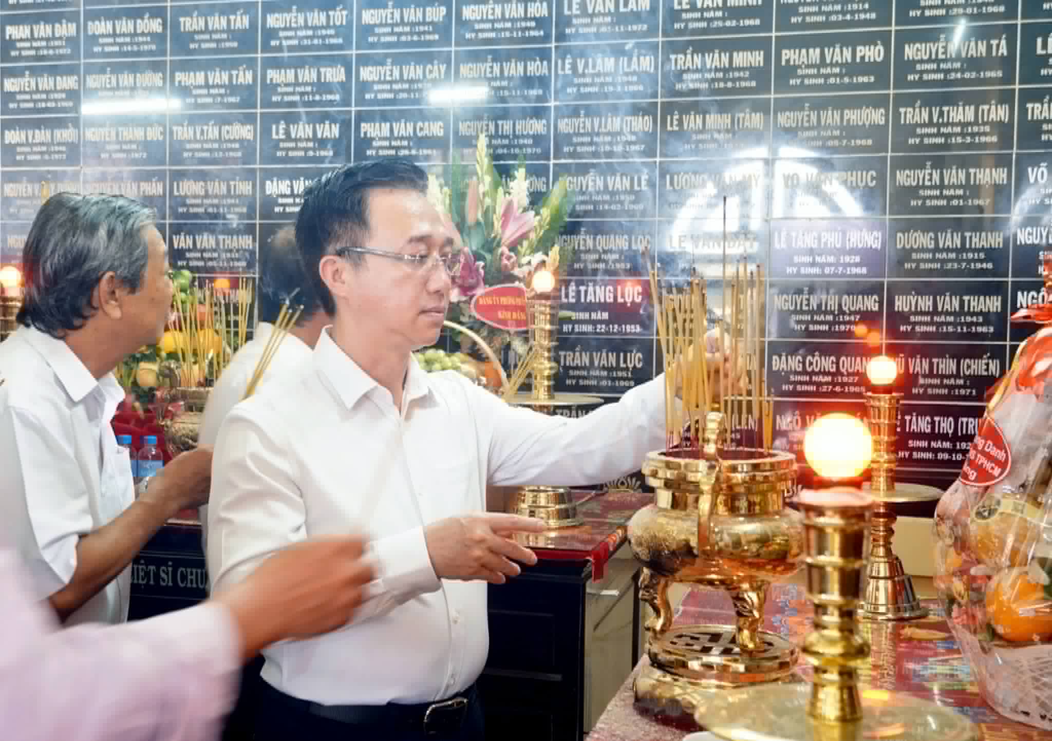 Bí thư Trần Lưu Quang cùng lãnh đạo TP.HCM dâng hương tưởng niệm Anh hùng liệt sĩ nhân ngày 27-7 - Ảnh 10.