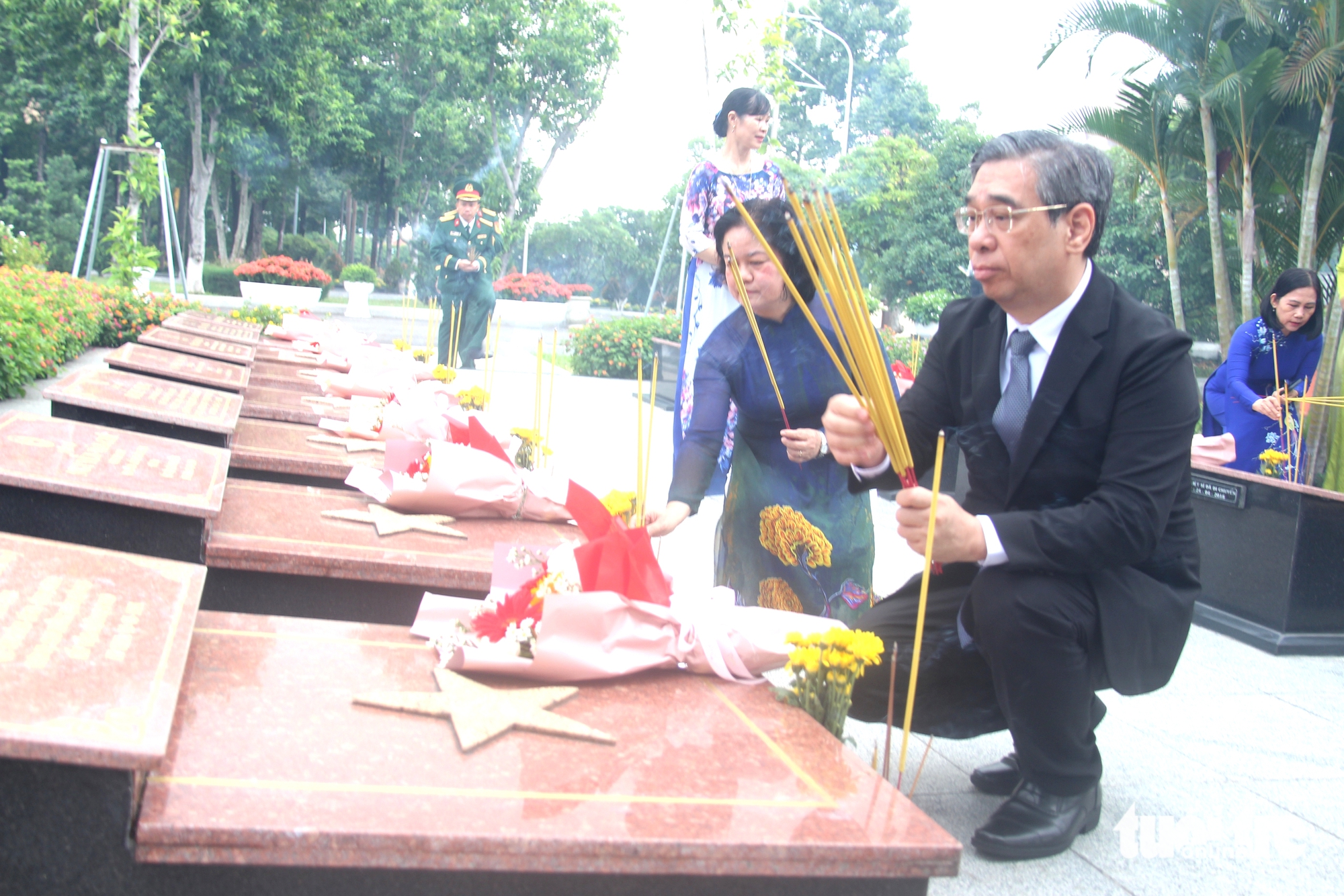 Bí thư Trần Lưu Quang cùng lãnh đạo TP.HCM dâng hương tưởng niệm Anh hùng liệt sĩ nhân ngày 27-7 - Ảnh 9.