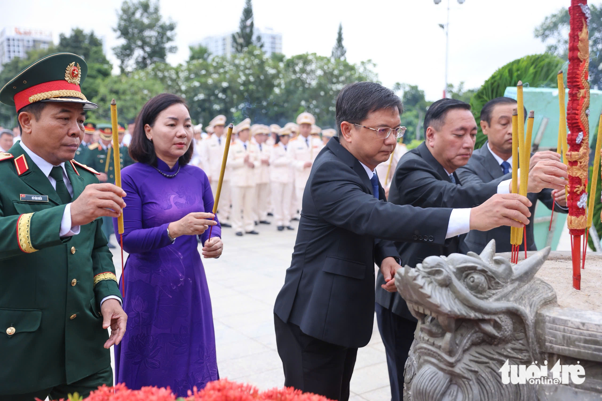 Bí thư Trần Lưu Quang cùng lãnh đạo TP.HCM dâng hương tưởng niệm Anh hùng liệt sĩ nhân ngày 27-7 - Ảnh 12.